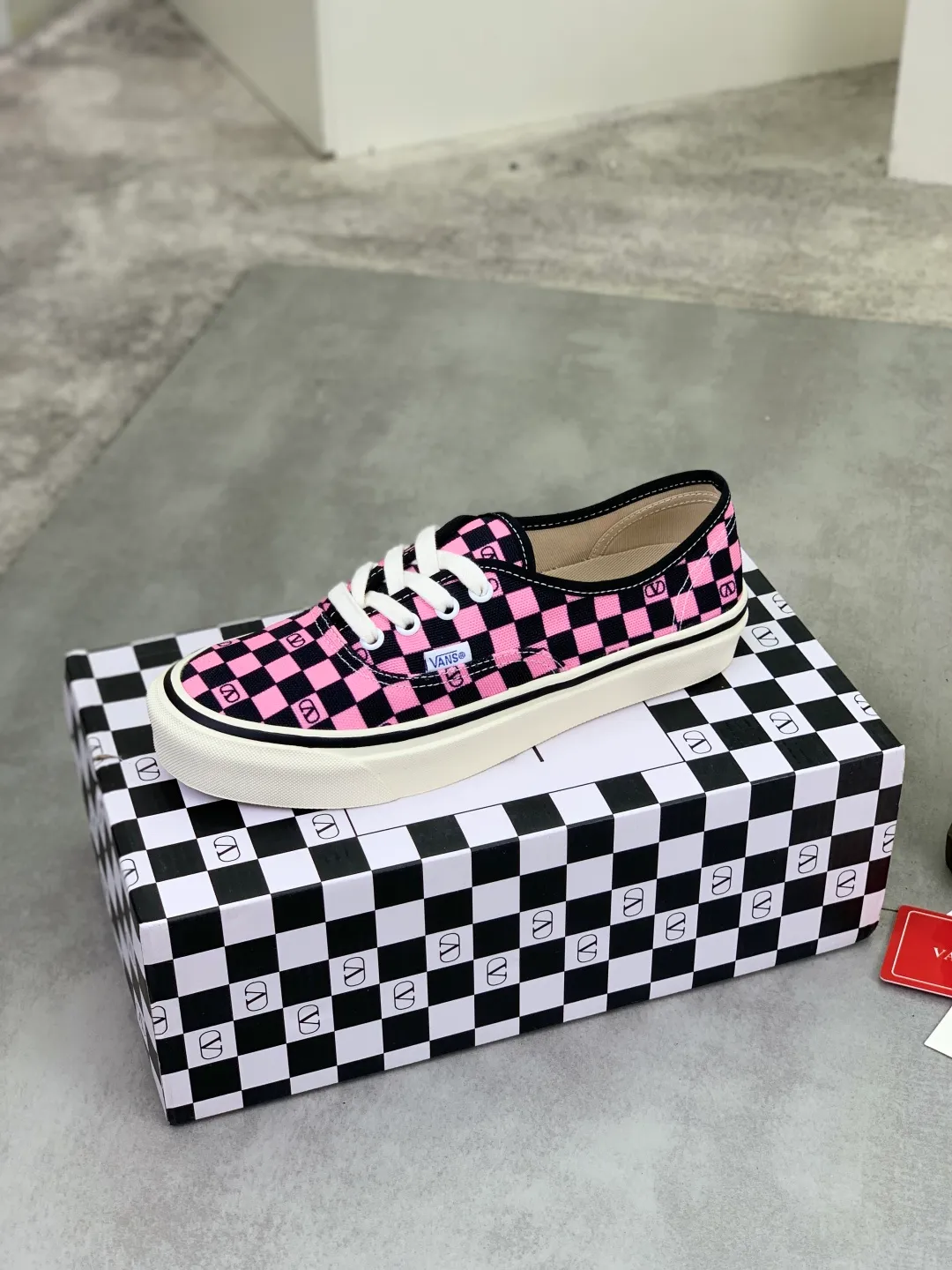 Men's shoes 💰P460 New Valentino❌Wans co-branded Valentino and Vans release new co-branded sneakers, integrating Valentino's Italian high-definition aesthetics and Vans's free and authentic spirit, giving classic shoes a personality that spans the ages. Many stars - Jolin Tsai. Yang Zi. Liu Wen. Ma Baiquan. Choi Soobin. freen. Song Zuer. JJ Lin. zel. Cecilia Cheung. shark. Xin Yunlai...Same style. Female model: 35-42 (41.42 is custom-made and non-refundable) Men's model: 39-46 (45.46 is custom-made and non-refundable)